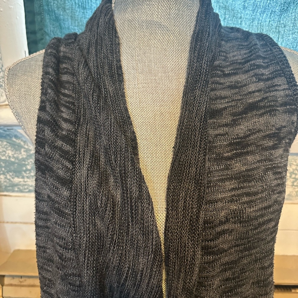⭐️ 3 for $20.00 Women’s sleeveless sweater - Picture 2 of 4